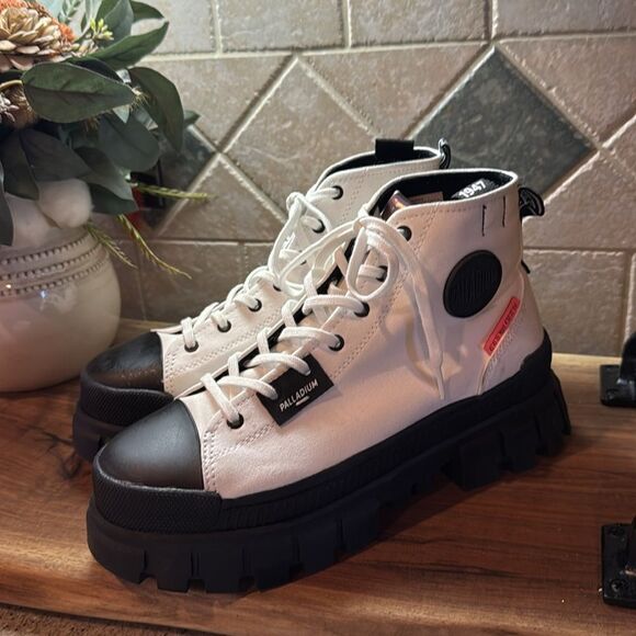 Palladium Revolt Hi TX Star White Platform Shoes - 9 - Great Condition - Picture 2 of 15